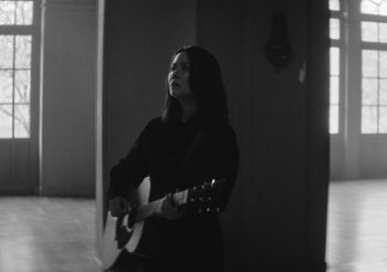 ชมการแสดงของ Mitski กับทีม La Blogothèque ในเพลง “I’m Your Man” และการเพิ่มรอบการแสดงของทัวร์คอนเสิร์ต The Land Is Inhospitable and So Are We ในปี 2024