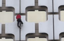 เจ้าของฉายาสไปเดอร์แมนปีนขึ้นตึกสูงฝรั่งเศส