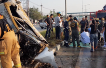 รถชนราวสะพานไฟลุกไหม้เสียชีวิต 2 คน จ.สมุทรสาคร