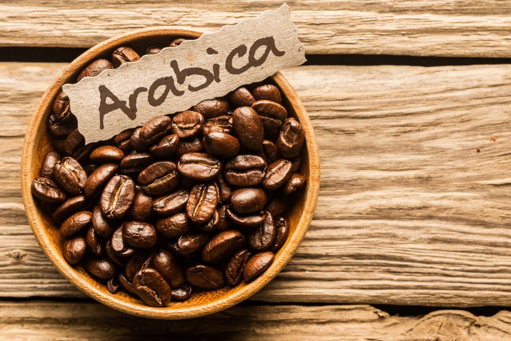 เมล็ดกาแฟอาราบิก้า มีรูปร่างเรียวยาว กลิ่นหอมละเอียด มีความเปรี้ยวสดชื่น