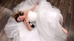 หย่าไม่จำเป็นต้องฟูมฟาย! สาวหยิบชุดวิวาห์เก่า จัดปาร์ตี้ ธีมหย่า ฉลองกลับมาโสดอีกครั้ง