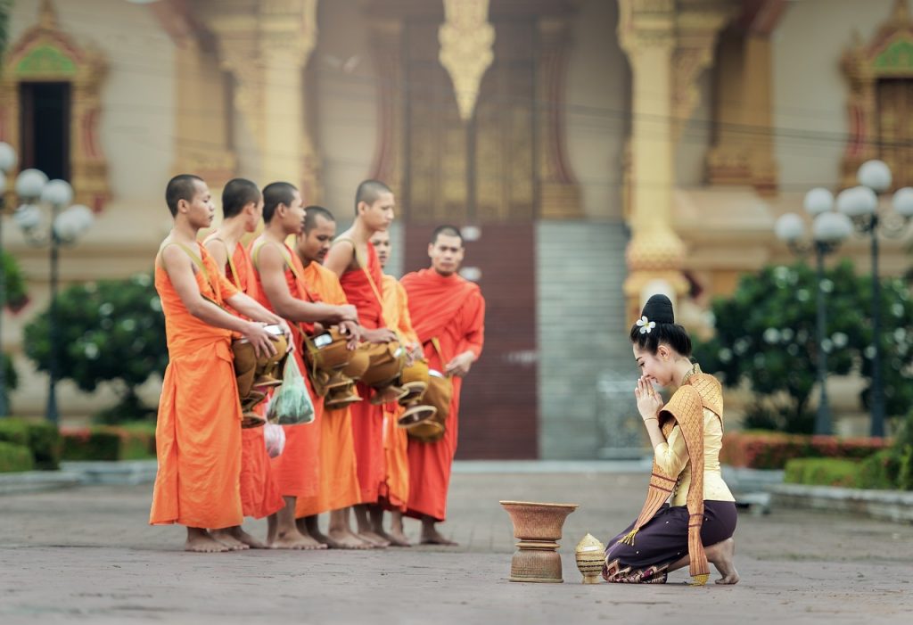 วิธีทำบุญเสริมดวง “วันเข้าพรรษา” ตามวันเกิด