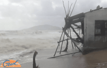 ชาวบ้านเดือดร้อนจากคลื่นมรสุมซัดเข้าฝั่งต่อเนื่อง