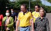 ชาวยโสธร! รุมผูกแขน “หมอวรงค์” อวยพรให้ได้เป็นนายกฯ