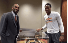 “แร็พเตอร์ส” มอบรองเท้าให้เกียรติ “โคบี้”