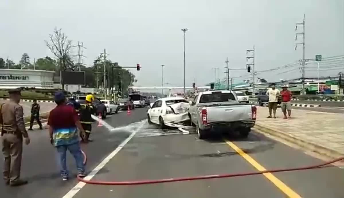 เกิดเหตุ รถยนต์ชนท้ายกัน 5 คันรวด บริเวณหน้ามหาวิทยาลัยพะเยา