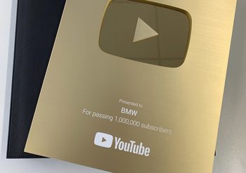แตะหลักล้านไม่ใช่เรื่องง่ายๆ! YouTube มอบรางวัล Golden Button Award ให้ช่องยูทูปของ BMW ซึ่งล่าสุดมีผู้ติดตามถึง 1.14 ล้านบัญชีเข้าไปแล้ว