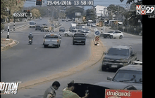 วินาทีอุบัติเหตุกลางแยกไฟแดงป่าขาม จ.ลำปาง