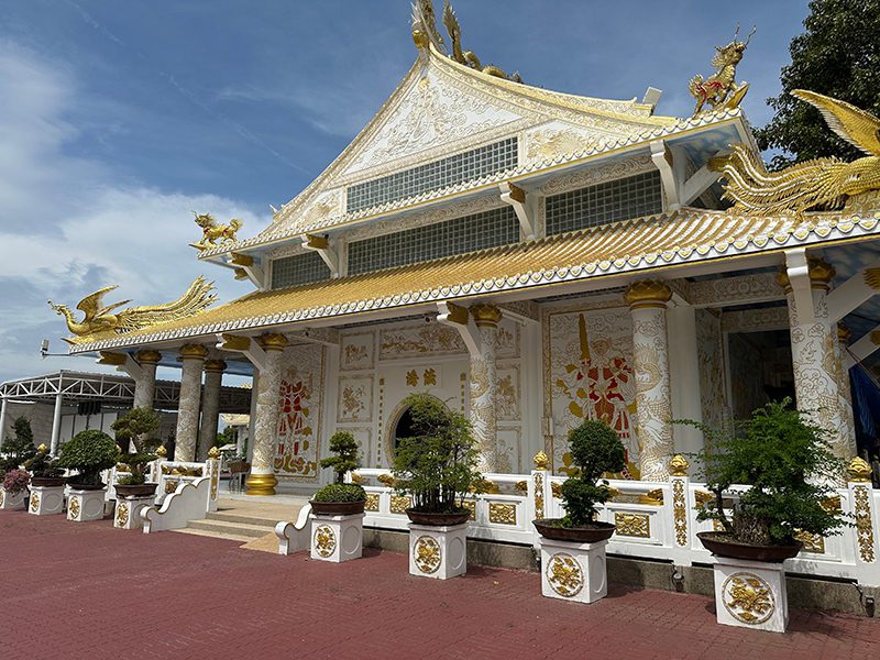 มูลนิธิโลกุตรธรรมประทีป