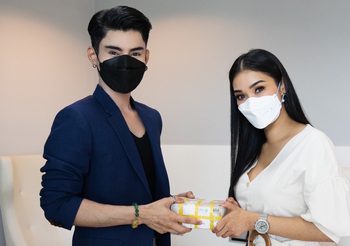 “ชมพู่ ก่อนบ่าย” แท็คทีม “เอ นีออน” มอบ 1 ล้าน ร่วมบุญใหญ่เพื่อสังคม