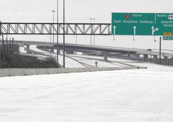 พายุฤดูหนาวถล่ม ‘เท็กซัส’ ปชช. กว่า 2 ล้านไม่มีไฟฟ้าใช้ – อาหารไม่พอ