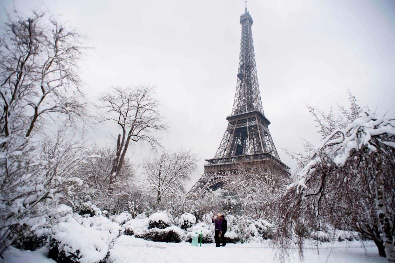 กรุงปารีส หิมะตกหนัก ในรอบ 31 ปี เผยความสวยงามอีกมุมหนึ่ง