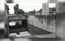 เขตประเวศติดป้ายห้ามใช้อุโมงค์หมู่บ้านหลังพบน้ำรั่วอีก