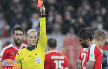 ลงดาบแข้งเมืองเบียร์หลังเหยียดเชิ้ตดำหญิง