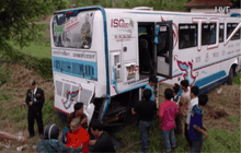 รถทัวร์ยางระเบิดเสียหลักพุ่งตกถนนบาดเจ็บหลายราย