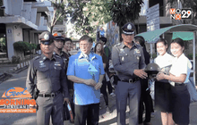 ตำรวจแจกหมวกกันน็อคให้นักศึกษาขับขี่ปลอดภัย