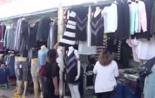 ประชาชนซื้อเสื้อดำตลาดโรงเกลือ