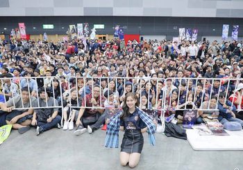 น่ารัก! งานจับมือแฟนคลับ ‘น้ำหนึ่ง BNK48’ พร้อมใจใส่เสื้อบุรีรัมย์