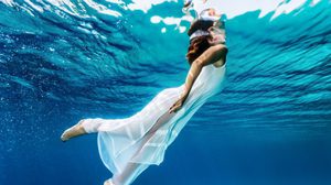 ฉีกทุกกฏเกณฑ์ที่เคยมี! เดินแบบแฟชั่นใต้น้ำ สวยงามและสตรองเวอร์