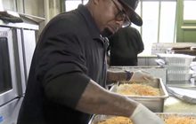 เชฟทำอาหารแจกในวันขอบคุณพระเจ้า