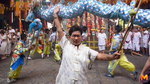 ชาวไทยเชื้อสายจีนร่วมพิธีเชิญเจ้า ก่อนเริ่มเทศกาลกินเจ