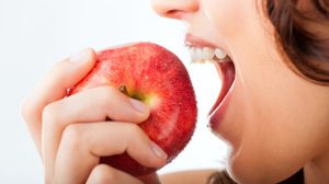 6 อาหารเพื่อฟันขาวสวย อย่างเป็นธรรมชาติ กินซะ!