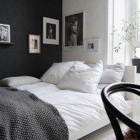 black-wall-bedroom-decorated-with-frames (1)