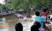 สะพานไม้ตลาดริมน้ำคลองแดนหักโค่นมีคนพลัดตก