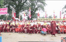 พระพม่าชุมนุมต้าน “โรฮีนจา” ในรัฐยะไข่