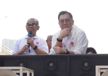 “จตุพร-อนุสรี” ขึ้นแห่รถรอบกรุงเทพฯ หาเสียงส่งท้ายก่อนวันเลือกตั้ง ชวนประชาชนเลือกโอกาสใหม่เข้าไปทำงานในสภา ย้ำจุดยืนทำการเมืองสุจริต ไม่ซื้อเสียง ชี้ไม่ร่วมรัฐบาลกับพรรคก้าวล่วงสถาบัน