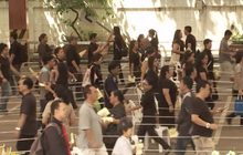 ประชาชนแห่ซื้อเข็มที่ระลึกพระราชพิธีฯ