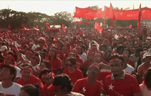 ชาวเมียนมาฟังปราศัยของ “ออง ซาน ซูจี”