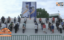 ประชาชนแห่รับเสื้อและเข็มกลัดพระราชทาน