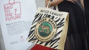 Lifestyle Accessories จากถุงปูน เทรนด์รักษ์โลก ไอเท็มของสายแฟ