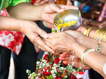 คนรุ่นใหม่ควรรู้! มาเตรียมของไป รดน้ำดำหัวผู้ใหญ่ กันเถอะ