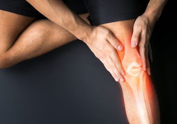 อาการแบบไหนที่ถึงเวลาต้องเข้ารับการผ่าตัดเปลี่ยนข้อเข่าเทียม
