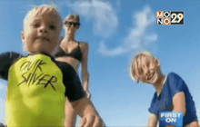 นักเล่นเซิร์ฟช่วยชีวิตแม่-ลูกโดนคลื่นซัด