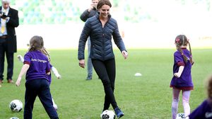 ถึงกับร้องว้าว!! เมื่อรู้ราคารองเท้าผ้าใบ ที่ เคท มิดเดิลตัน ใส่ไปงานการกุศล