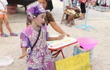 หนูน้อย 5 ขวบ ร้องลิเกช่วยพ่อแม่ขายของ