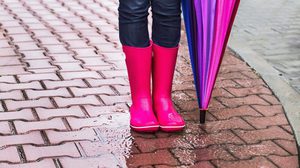 9 ไอเทมสุดชิค ที่สาวๆ ต้องมาดู หน้าฝนนี้ต้องพกอะไรติดกระเป๋าบ้าง!!