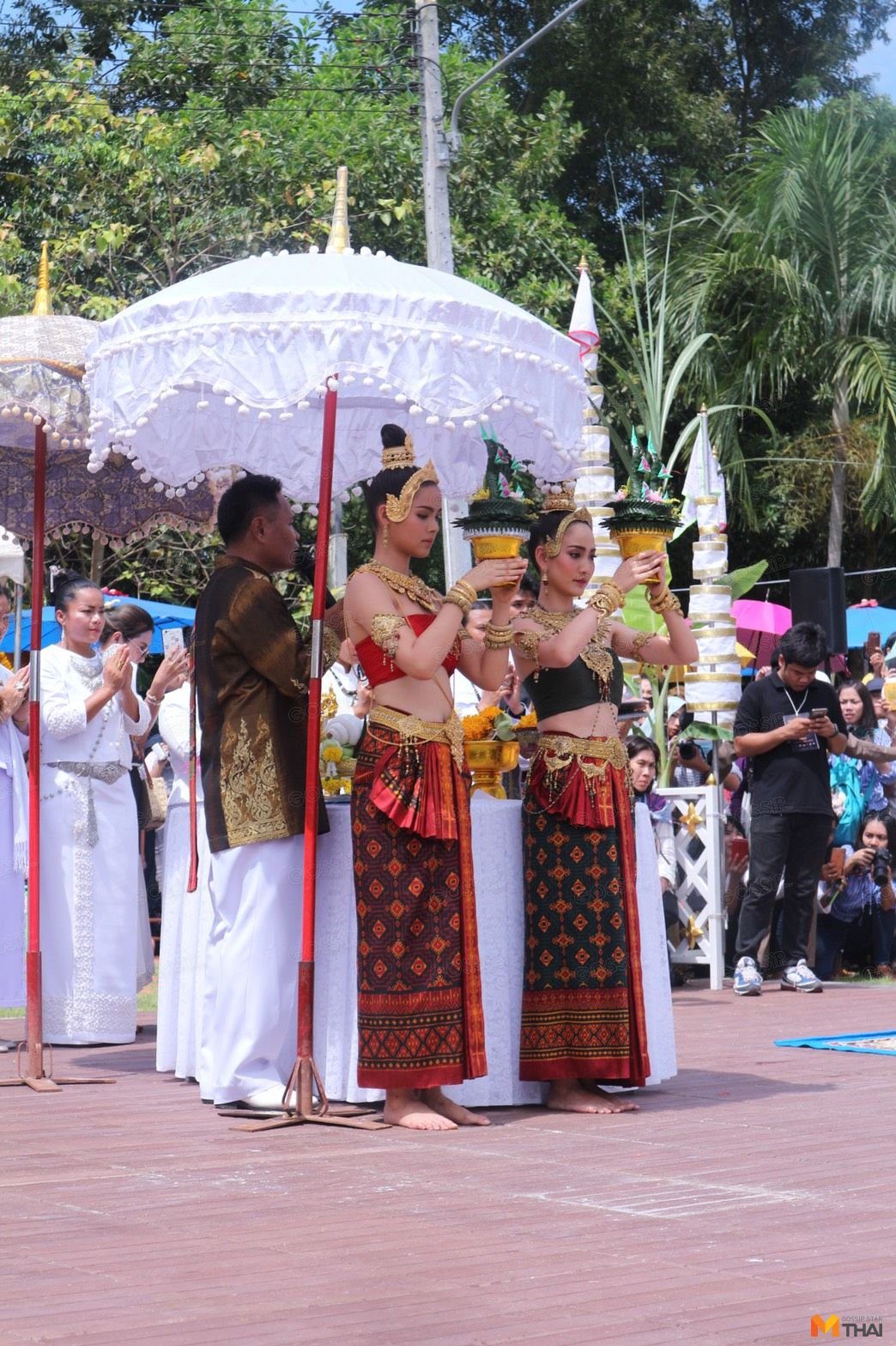 ญาญ่า-แต้ว ร่วมรำถวายพ่อปู่ศรีสุทโธและแม่ย่าศรีปทุมมา ณ. คำชะโนด