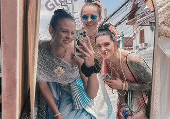 3 นักตบหญิงโปแลนด์ แชร์ความประทับใจ นุ่งชุดไทยเที่ยวไทย ไปวัด
