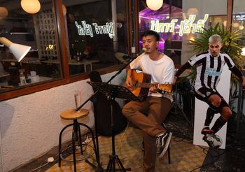 คอบอลรวมตัว! เปลี่ยนร้านอาหารเป็นลานเชียร์บอลสไตล์อังกฤษแท้