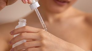 เคล็ดลับการเลือกเซรั่มลดรอยย่น และวิธีใช้เพิ่มความอ่อนวัย