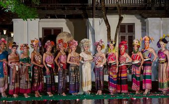 ออร่าจับ! 23 สาว Miss International Queen 2025 ในชุดล้านนาร่วมสมัยกลางเวียงเชียงใหม่ แฟนคลับทั่วโลกประทับใจ