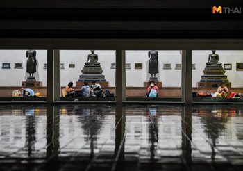 เปิดโบสถ์ ให้ผู้มารอคิวตรวจ COVID หลบฝน / ครอบครัวแรกมาหกโมงเย็น