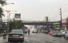 กทม. ฝนถล่มน้ำท่วมขังหลายเส้นทาง