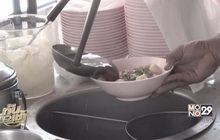 สืบสานความดีจากพ่อ แจกฟรีก๋วยเตี๋ยวให้เด็ก-คนแก่