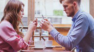 8 สัญญาณ โซเชียล ภัยใกล้ตัวทำลาย ความสัมพันธ์ของคู่รัก