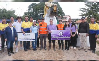 พิจิตรเร่งเสริมคันกันน้ำรับแม่น้ำน่านล้นตลิ่ง เหมืองทองอัคราฯมอบบิ๊กแบ็ก 360 ถุง